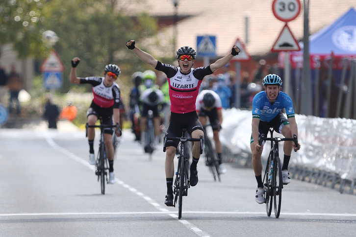 Mikel Retegi celebra su primera victoria como sub’23 por delante de Vicente Hernaiz y su compañero Igor Arrieta. (Oskar MATXIN/FOKU