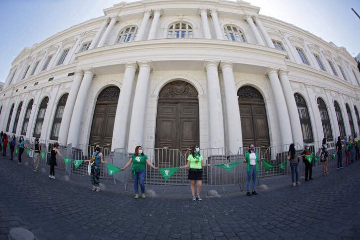Chilenas exigen la inclusión del derecho al aborto en la nueva Constitución, ante el palacio donde se reúne la Asamblea Constituyente.(Pablo VERA/AFP)
