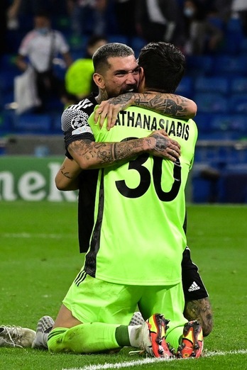 Athanasiadis, héroe del Sheriff de Tiraspol, abrazado por uno de sus compañeros tras ganar en Madrid. (Javier SORIANO / AFP PHOTO)