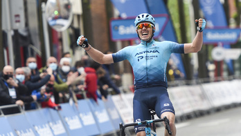 Álex Aranburu celebra la victoria más importante de su carrera en la Itzulia en Sestao. (Marisol RAMÍREZ/FOKU)