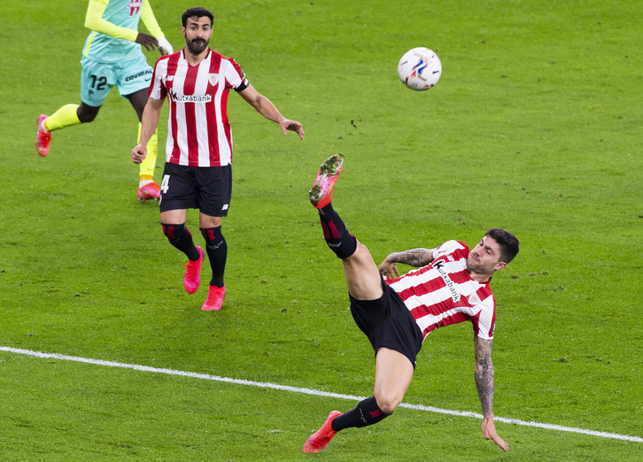 Nuñez eta Balenziaga aurreko denboraldian Granadaren kontra jokatutako partidan. (Monika DEL VALLE / FOKU)