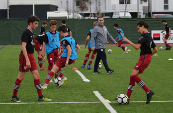 Chavales del equipo de fútbol del Aviron de Baiona en un stage organizado con el Athletic, en Baiona. (Bob EDME)
