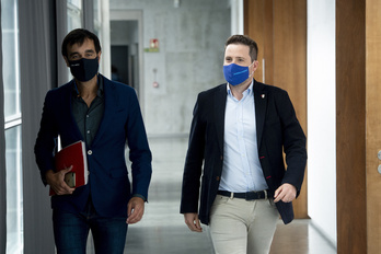 Alejandro Toquero (a la derecha), junto al parlamentario de Navarra Suma Ángel Ansa en los pasillos de la Cámara. (Iñigo URIZ/FOKU)