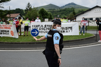 Gazteek ezin dutela etxebizitza bat lortu salatzeko Senperen iragan ekainean eginiko protesta ekimena. (Patxi BELTZAIZ)