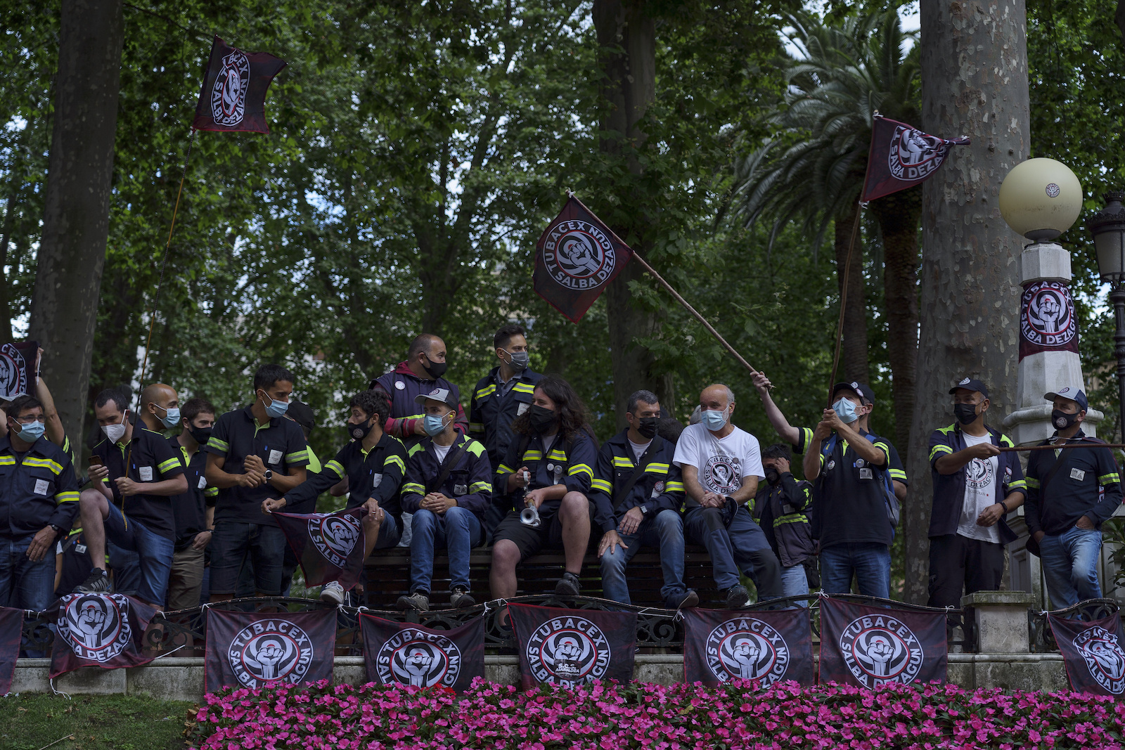 Langileak EAEko Auzitegi Nagusiaren aurrean. (Aritz LOIOLA/FOKU)