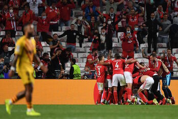 Benficako jokalariak, Barçaren aurkako garaipena ospatzen. (Patricia DE MELO MOREIRA/AFP)