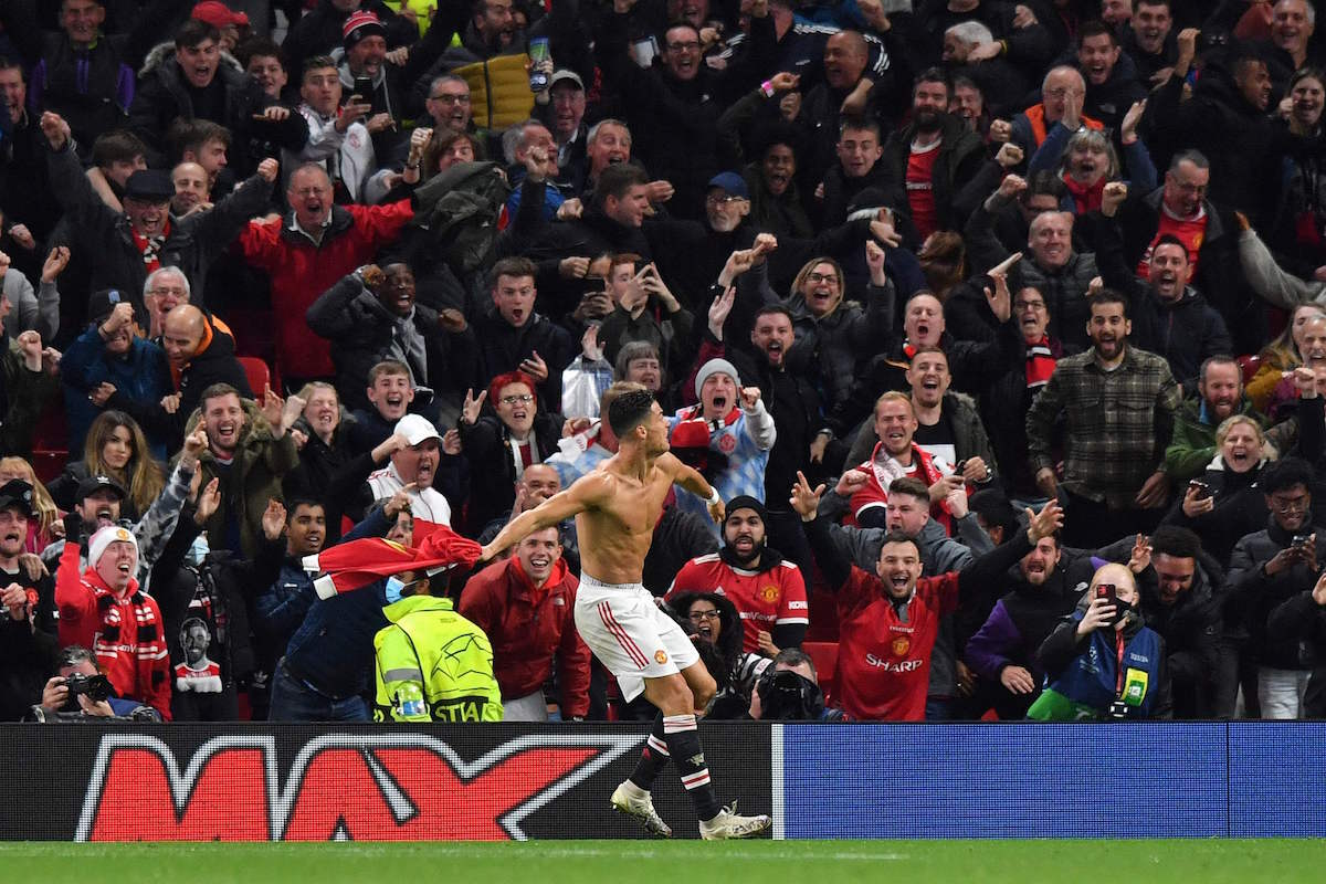Cristiano Ronaldo, kamiseta gabe, bere taldearen 2-1ekoa ospatzen. (Anthony DEVLIN/AFP)