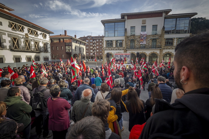 El acto en Arrigorriaga, en el 40 aniversario de la acción de guerra sucia. (Jaizki FONTANEDA/FOKU)