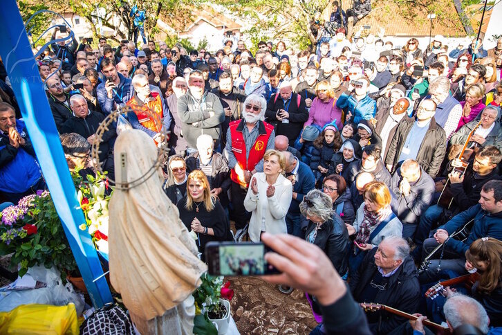 La visionaria Mirjana Soldo, rodeada de la multitud en peregrinación. (NAIZ)