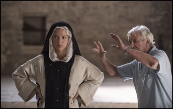 El octogenario Paul Verhoeven dirigiendo a la actriz Virginie Efira. (NAIZ)