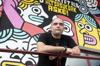 Iñaki Abad, con el mural realizado por Elías Taño en Altsasu. (Iñigo URIZ / FOKU)