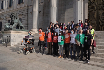 Partidos y asociaciones, en la entrada al Congreso esta mañana. (Eduardo PARRA | Europa Press)
