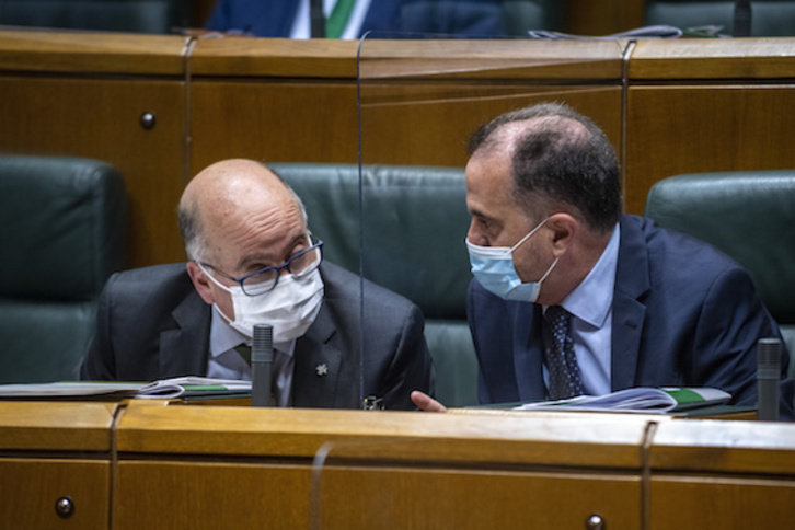 Carmelo Barrio y Carlos Iturgaiz conversan durante el debate de su propuesta sobre los botellones. (Jaizki FONTANEDA-FOKU)