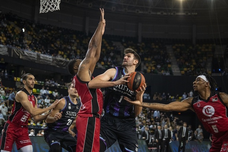 Jeff Withey, fajándose ante el Basket Zaragoza. (Monika DEL VALLE / FOKU)