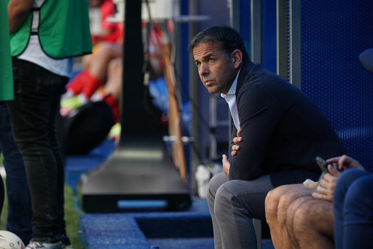 Javi Calleja, Mendizorrotzako aulkian, Atletico Madrilen aurkako neurketa adi jarraitzen. (Endika PORTILLO / FOKU)