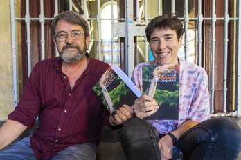 Josu Landa eta Leire Lopez Ziluaga Susako kideak, liburu berria aurkezten. (Gorka RUBIO / FOKU)