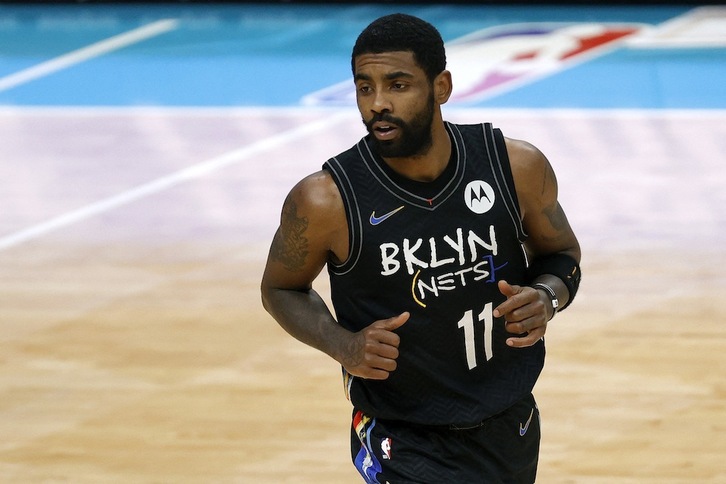 El base de los Brooklyn Nets Kyrie Irving no ha querido aclarar si está vacunado o no contra la covid-19 y tuvo que atender al «Media Day» de la NBA por videoconferencia. (Jared C. TILTON / AFP PHOTO)