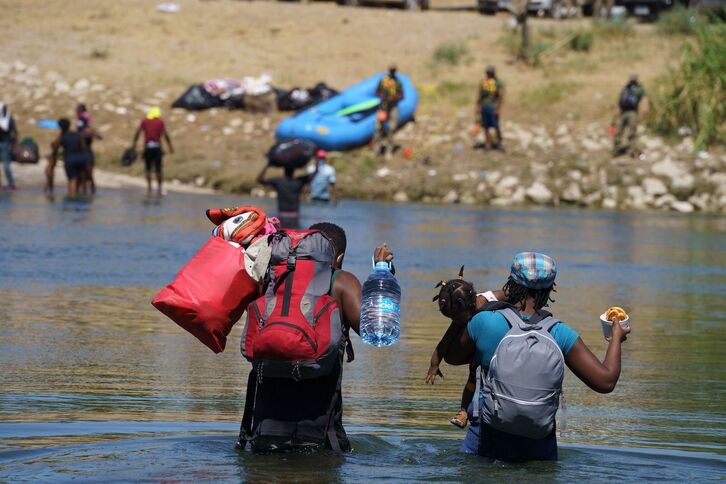 Familias haitianas en su viaje hacia EEUU. (Paul RATJE/AFP)