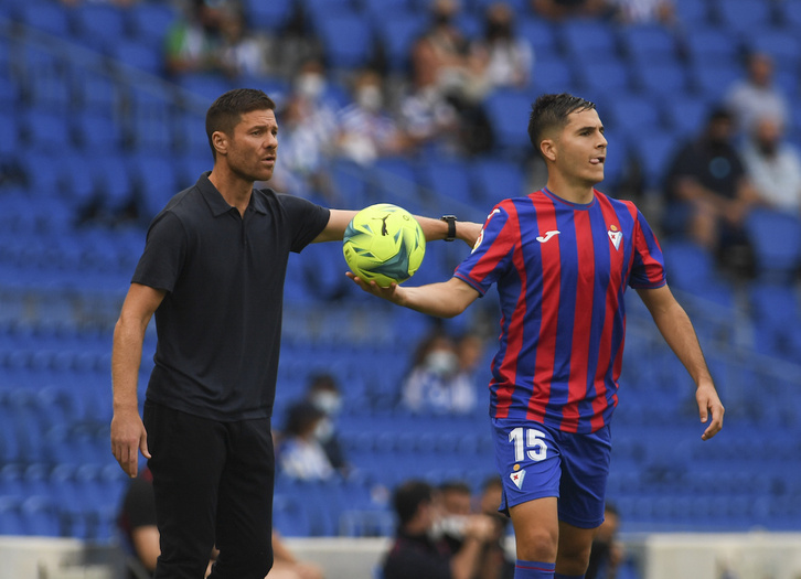 Xabi Alonso da indicaciones a sus jugadores durante el partido contra el Eibar. (Jon URBE/FOKU)