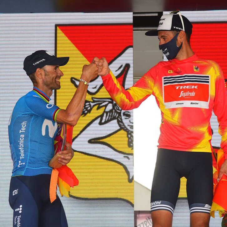 Alejandro Valverde, segundo, felicita a Vincenzo Nibali en el podio final de Sicilia. (MOVISTAR TEAM)
