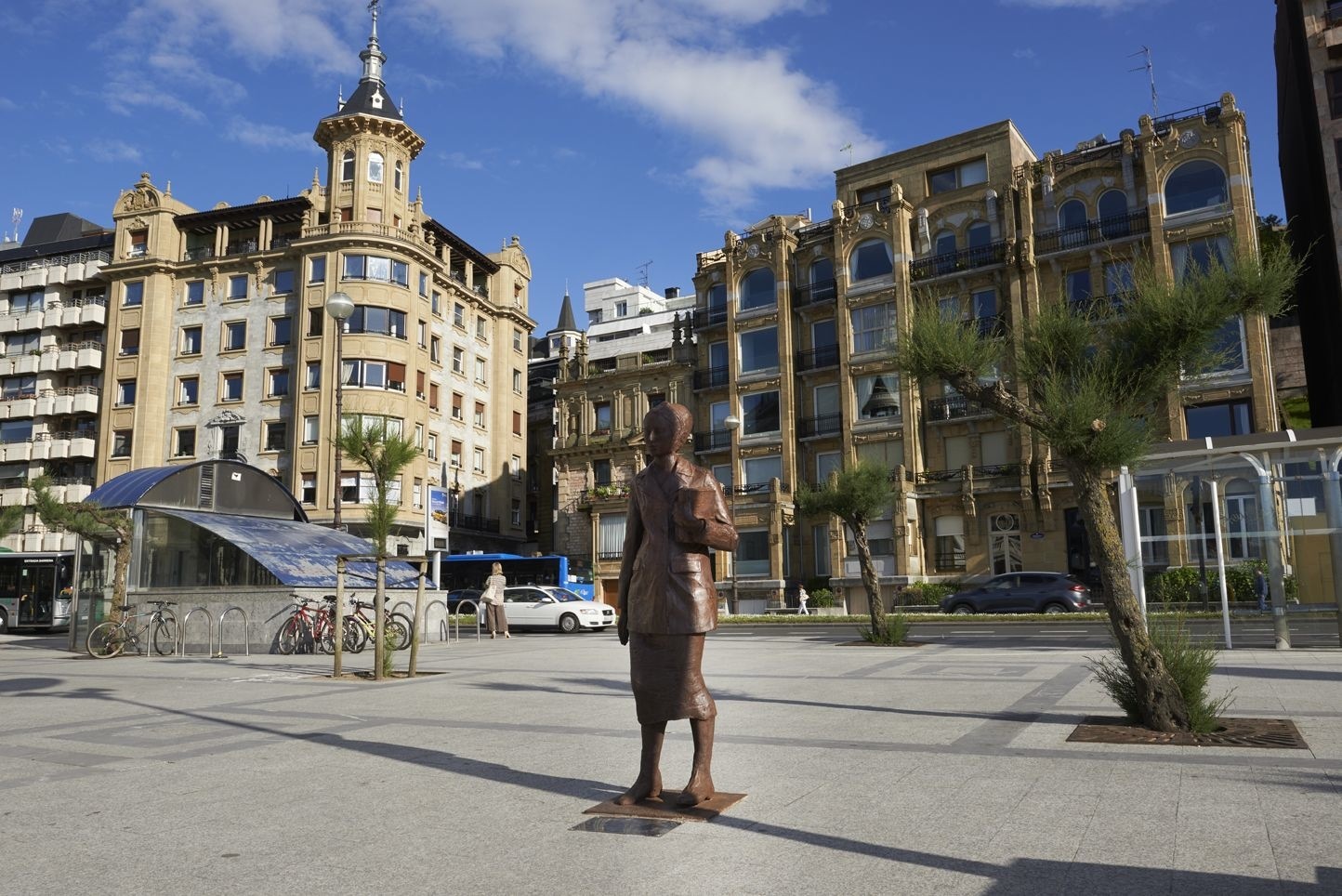 La escultura de Clara Campoamor, obra de Dora Salazar, en Donostia. En el libro que lleva se lee «Una mujer, un voto». (Google)