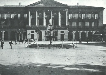 La fuente surtidor que hoy esta en la Taconera en el año 1896, ubicado en el actual emplazamiento del Monumento a los Fueros.( Colección Arazuri/ARCHIVO MUNICIPAL DE IRUÑEA)