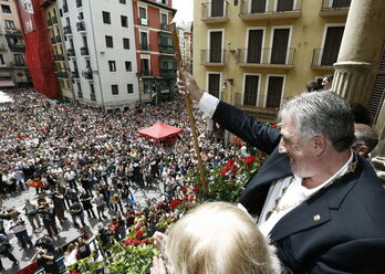 Joseba Asiron (EH Bildu), recibido como alcalde de Iruñea por una Plaza del Ayuntamiento llena en 2015. (Jesús DIGES | POOL EFE)