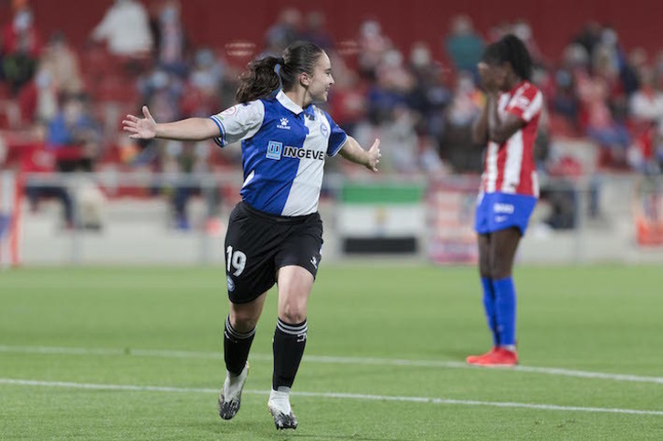 Sara Carrillo celebra el gol que marcó ante el Atlético, que superó a duras penas a las albiazules. (Deportivo Alavés)