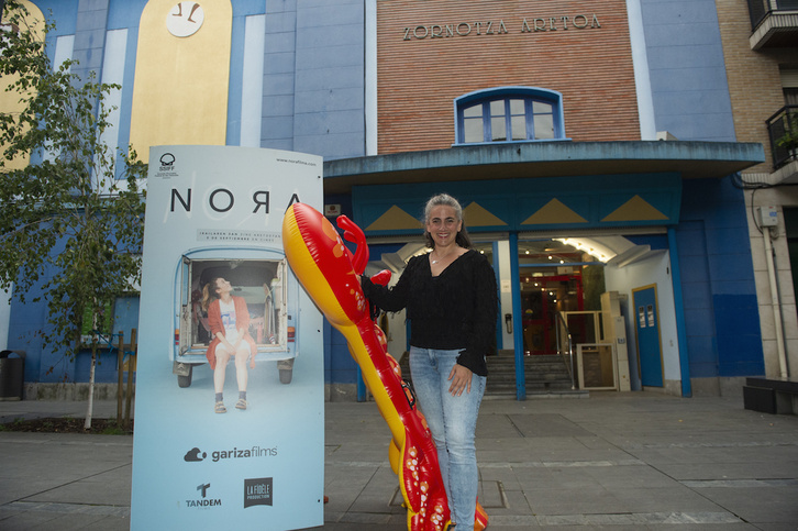 Lara Izagirre posa ante Zornotza Aretoa. (Monika DEL VALLE | FOKU)