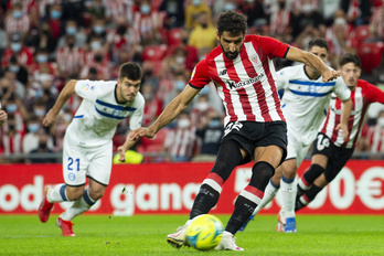 Raúl García ha fallado un penalti, pero ha marcado después antes del descanso. (Monika DEL VALLE / FOKU)