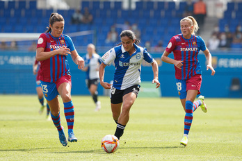 Lice Chamorro conduce el balón perseguida por Engen. (Deportivo Alavés)