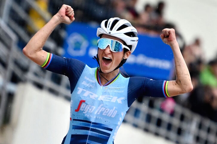 Elizabeth Deignan celebra una victoria histórica en la primera Roubaix femenina. (Eric LALMAND/AFP)