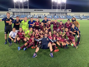 Las donostiarras celebran en Valdebebas su última victoria, ante el Real Madrid. (Real Sociedad)