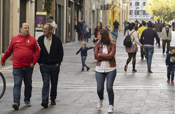 Gente paseando en Iruñea en el primer fin de semana sin limitaciones. (Jagoba MANTEROLA/FOKU)
