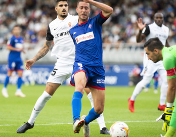 Obi, que ha firmado un gran partido, trata de rematar ante Mariño, el mejor de su equipo en Lezama. (Monika del Valle/Foku)