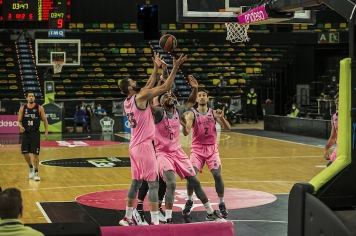 Un Nikola Mirotic arrollador es la principal amenaza de Bilbao Basket este domingo. (Aritz LOIOLA / FOKU)