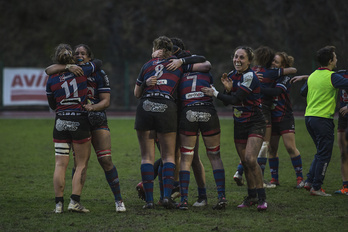 Las jugadoras armeras celebran una victoria de la temporada pasada. (Aritz LOIOLA / FOKU)