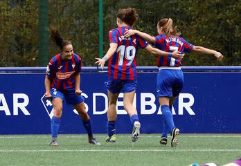 Arola y Arene felicitan a Kuki, que ha completado el partido con dos goles y una asistencia. (SD Eibar)
