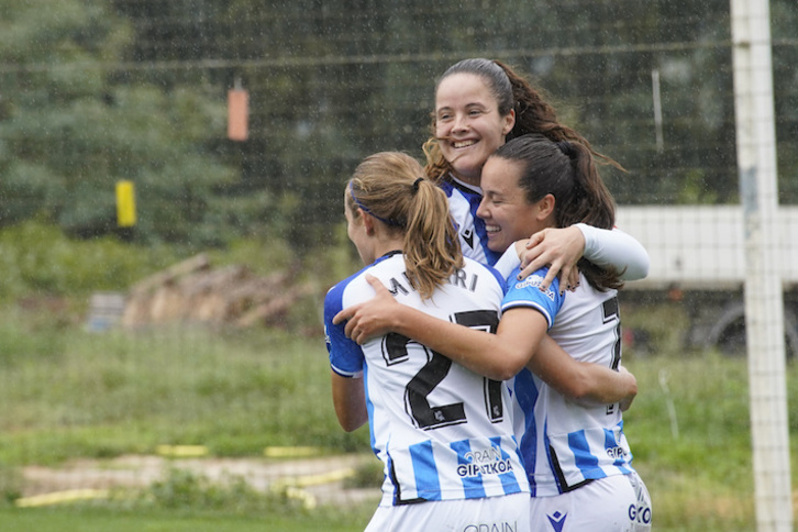 Las goleadoras del partido se abrazan bajo la lluvia. (Gorka Rubio/Foku)