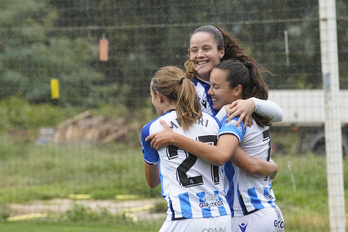 Las goleadoras del partido se abrazan bajo la lluvia. (Gorka Rubio/Foku)