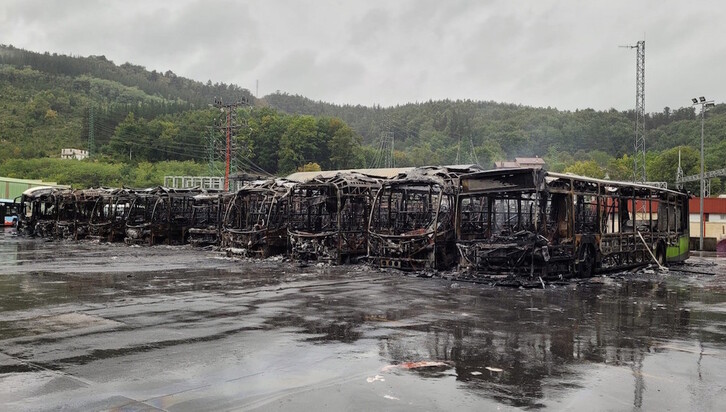 Los autobuses, calcinados en la cochera. (Diputación de Bizkaia)
