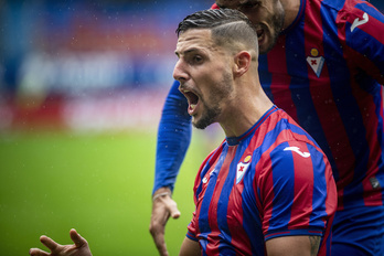 Fran Sol celebra el gol del empate, el primero que marca con la camiseta azulgrana. (Jaizki Fontaneda/Foku)