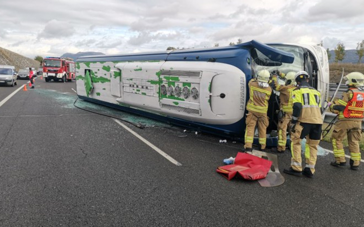 El autobús volcado. (@BomberosAraba)