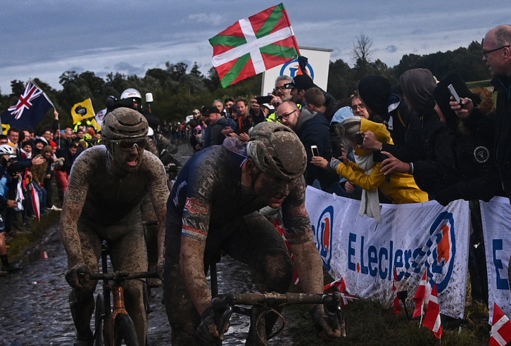 Sonny Colbrelli ha resistido a Van der Poel en una imagen de los dos embarrados con una ikurriña al fondo que refleja la dureza de la carrera. (Anne-Christine POUJOULAT/AFP)