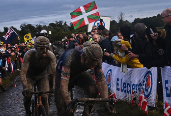 Ikurriña bat, Paris-Roubaix honen ibilbidean.