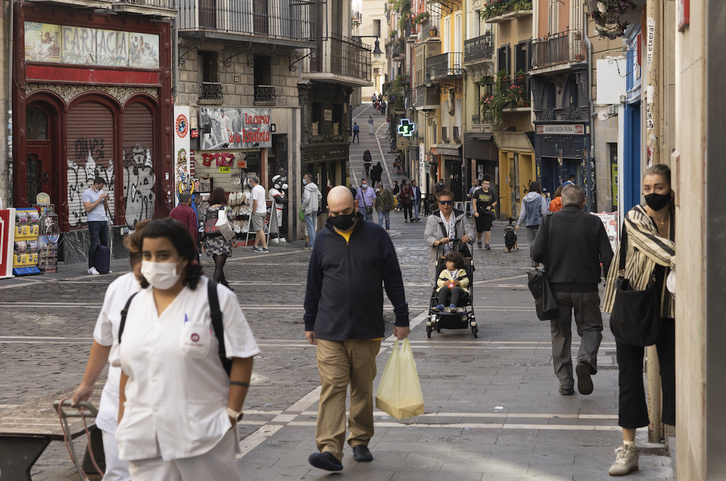 Gente paseando el Alde Zaharra de Iruñea en el primer fin de semana sin restricciones. (Jagoba MANTEROLA/FOKU)