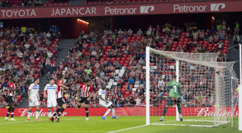 Raúl García marcó ante el Alavés tras un saque en corto de un córner. (@AthleticClub)