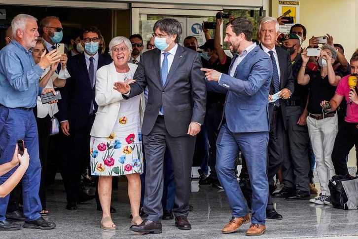 Puigdemont, con Toni Comín y Clara Ponsatí, a su salida del tribunal de Sassari, tras ser detenido en Cerdeña. (Gianni BIDDAU/AFP)