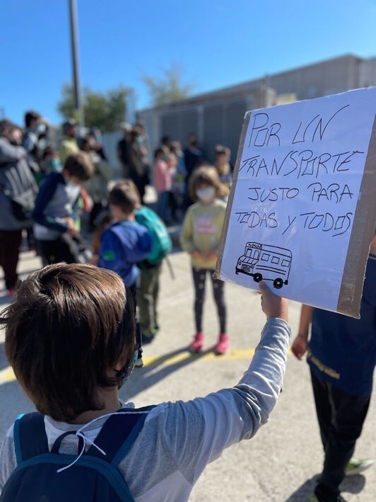 Protesta en Orkoien por el servicio de transporte escolar. (NAIZ)
