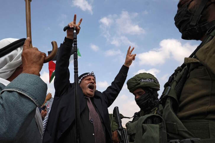 Palestinos protestan ante soldados israelíes. (Hazem BADER/AFP)